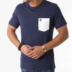 Sortie 😀 Tee 👕 Shirt Poche TS831VOG Bleu Marine de Lyle And Scott ⭐ -Tenue De Sport Soldes lyle and scott 280982 TS831VOG NAVY WHITE 20210827T152556 03