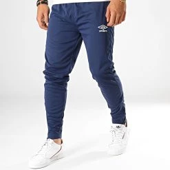 Top 10 ✔️ Pantalon Jogging Print Core 647780-60 Bleu Marine Blanc de Umbro 🌟