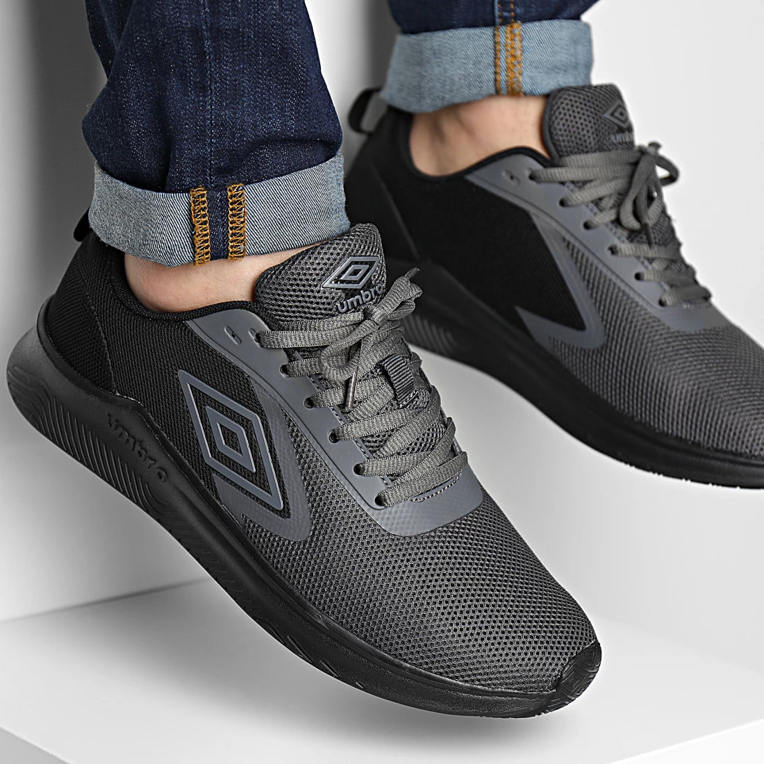 Grosses soldes 🌟 Baskets Laney 870600 Gris Foncé Noir de Umbro ✔️ 1 Grosses soldes 🌟 Baskets Laney 870600 Gris Foncé Noir de Umbro ✔️