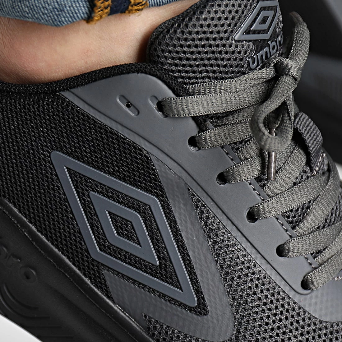 Grosses soldes 🌟 Baskets Laney 870600 Gris Foncé Noir de Umbro ✔️ 2 Grosses soldes 🌟 Baskets Laney 870600 Gris Foncé Noir de Umbro ✔️ – Image 2