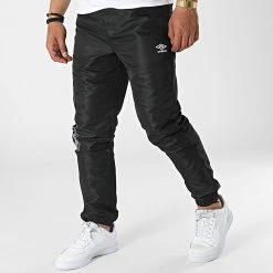 Offres 🎁 Pantalon Jogging 890550-60 Noir de Umbro 🎉