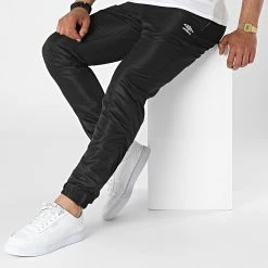 Offres 🎁 Pantalon Jogging 890550-60 Noir de Umbro 🎉 -Tenue De Sport Soldes umbro 308065 890550 60 8 20220502T154900 03