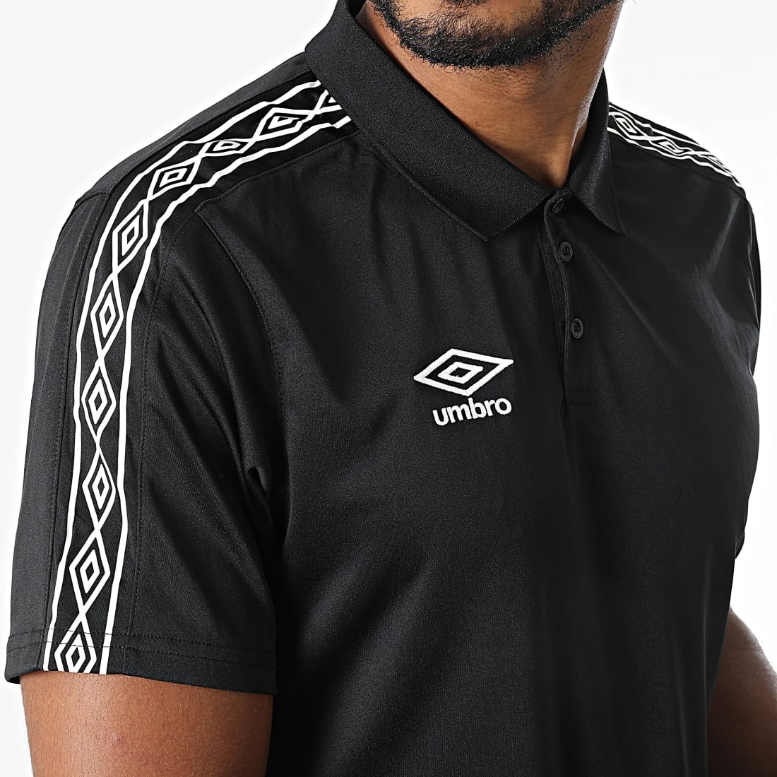 Bon marché 🎉 Polo Manches Courtes A Bandes 647760-60 Noir de Umbro 🎁 2 Bon marché 🎉 Polo Manches Courtes A Bandes 647760-60 Noir de Umbro 🎁 – Image 2