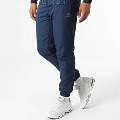 Bon marché 👏 Ensemble Veste Zippée Et Pantalon Jogging 908340-60 Bleu Marine de Umbro 💯 -Tenue De Sport Soldes umbro 330936 908340 60 10 20220805T105403 04