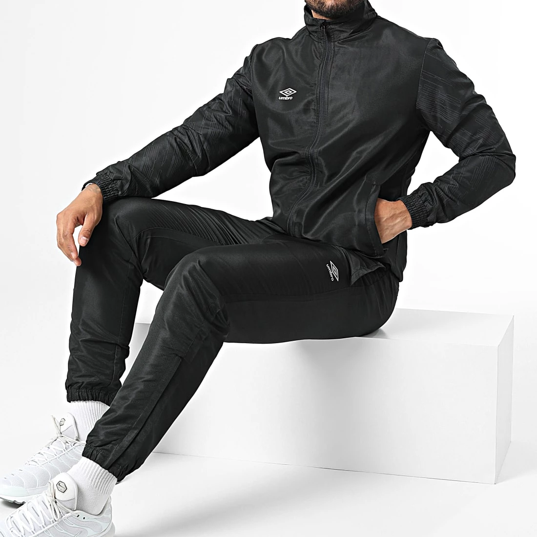 Le moins cher 😍 Ensemble Veste Zippée Et Pantalon Jogging 893391-60 Noir de Umbro 😀 1 Le moins cher 😍 Ensemble Veste Zippée Et Pantalon Jogging 893391-60 Noir de Umbro 😀